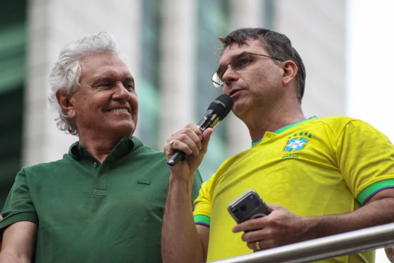 em-goias,-flavio-bolsonaro-vence-com-2-milhoes-de-votos-e-caiado-fica-em-terceiro
