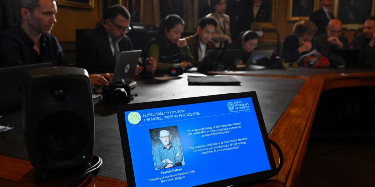 belga-que-descobriu-menor-particula-do-universo-recebe-nobel-de-fisica